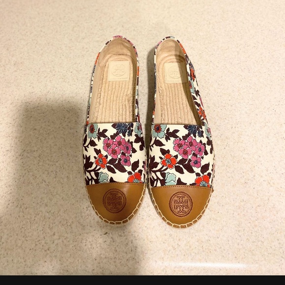 Tory Burch Cream, Red, Blue Wallpaper Floral Espadrilles Size 9 - Picture 2 of 5